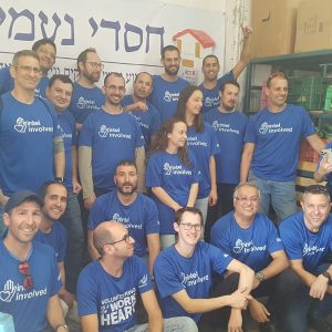קבוצת מתנדבים בירושלים במיון פירות וירקות