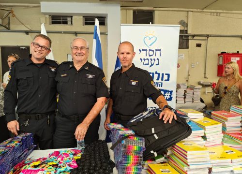 התנדבות משמעותית במרכז- אריזת ילקוטים וציוד לימודים