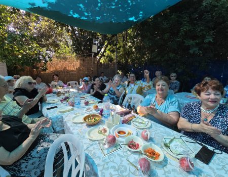 סעודת חג מיוחדת עבור ניצולי שואה וקשישים בבית החם