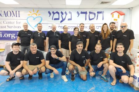 צוות עובדי פוינטר שהגיעו להתנדבות בחסדי נעמי לרגל ראש השנה